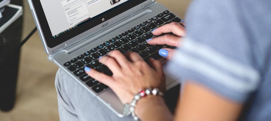 woman-typing-on-computer